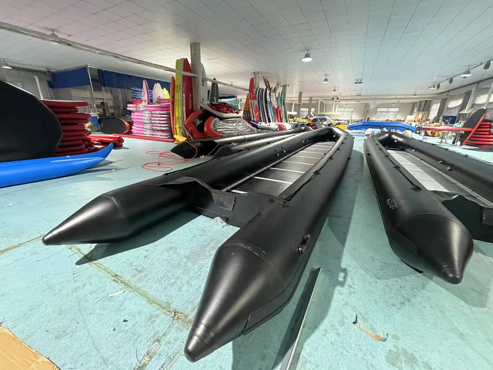 Grandes barcos infláveis longos de 4,7 m a 10 m com pontão de PVC de 1,2 mm para pesca, mergulho, resgate em lago feito de alumínio