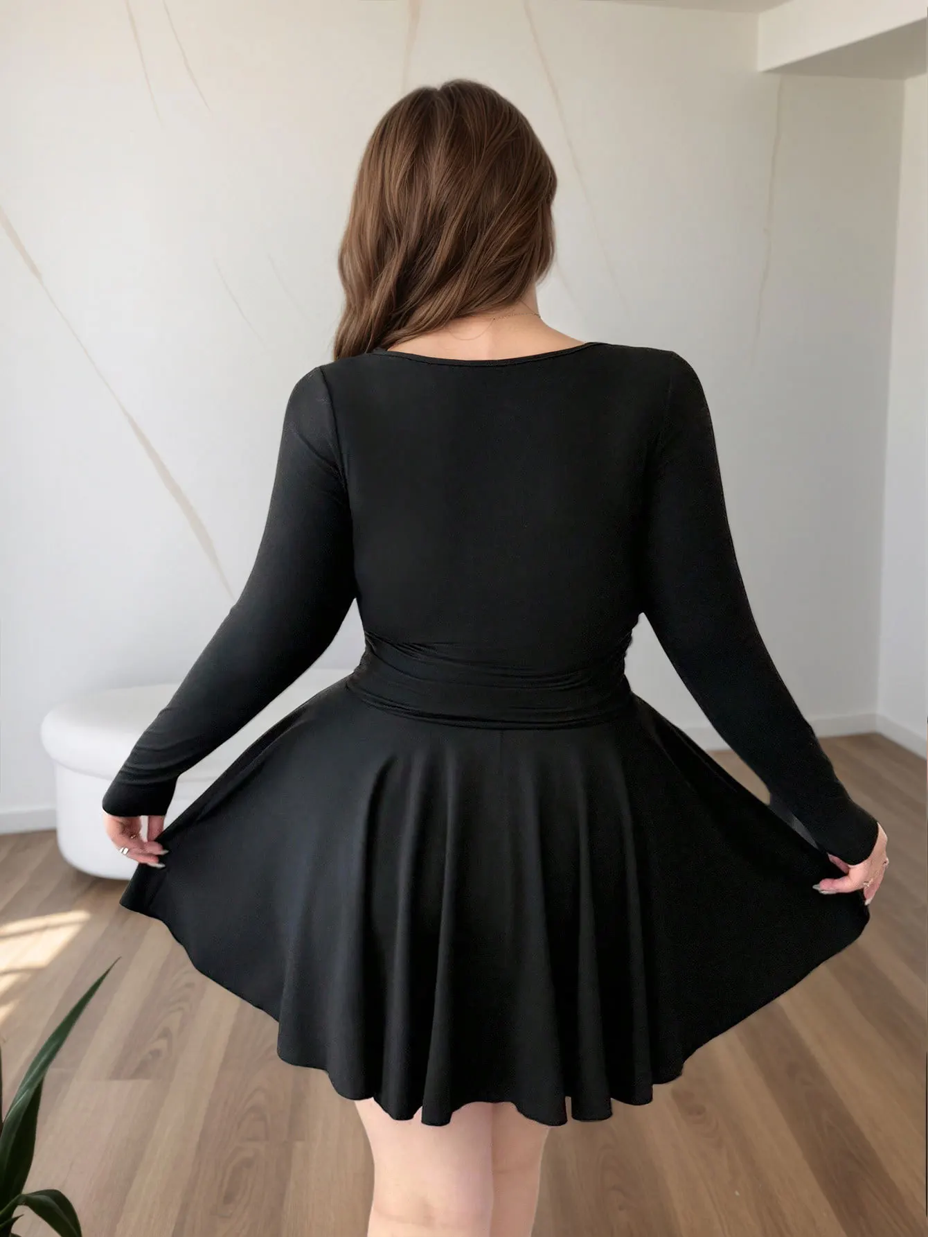 فستان نسائي قصير برقبة مربعة وزر على شكل حرف A وأكمام طويلة فستان أسود سادة للحفلات مثير