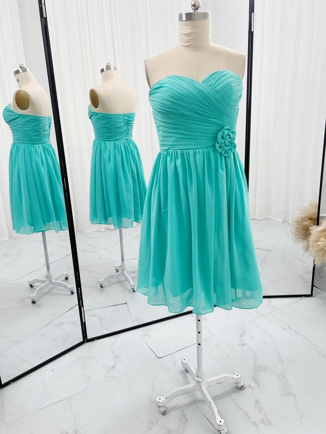 Cloverbridal Waardige Geplooide Chiffon Korte Smaragdgroene Bruiloft Gast Jurken Voor Vrouwen A-Lijn Hoge Kwaliteit Cocktail Jurk M1226