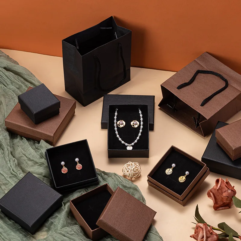 

Набор из 10 подарочных коробок для ювелирных изделий: для серег, ожерелий, браслетов, колец. Черная упаковка для украшений с сумочкой.
