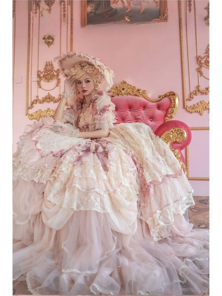 

A gorgeous elegant and fashionable wedding dress