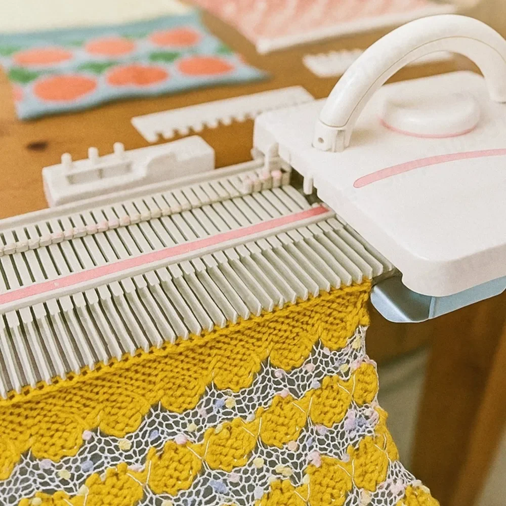 LK150 Home Knitting Machine, Small Flat Bed Sweater Maker for Beginners, Portable Yarn Weaving Tool for DIY Craft