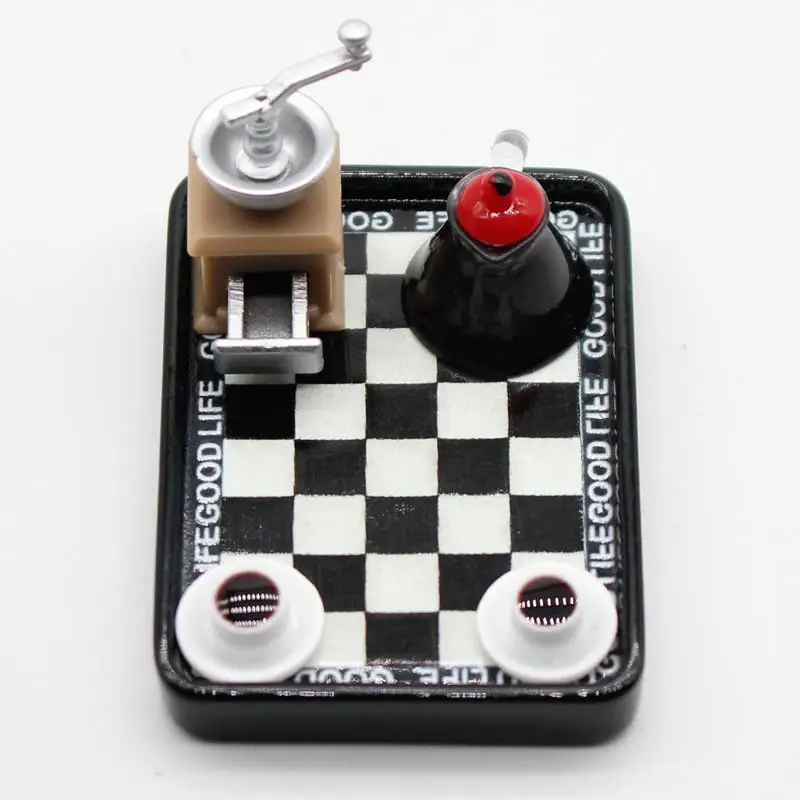 Miniaturowy ekspres do kawy z młynkiem, czarno-biały zestaw talerzy w kratkę, model do dekoracji domku dla lalek, zabawki do zabawy w udawanie.