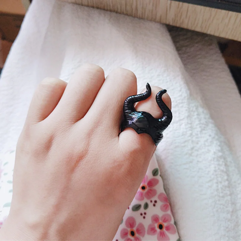 Gothic Wicked Witch Horn Ring Cosplay Props For Women Fashion Hip Hop Punk Black Queen Ring Finger Jewelry