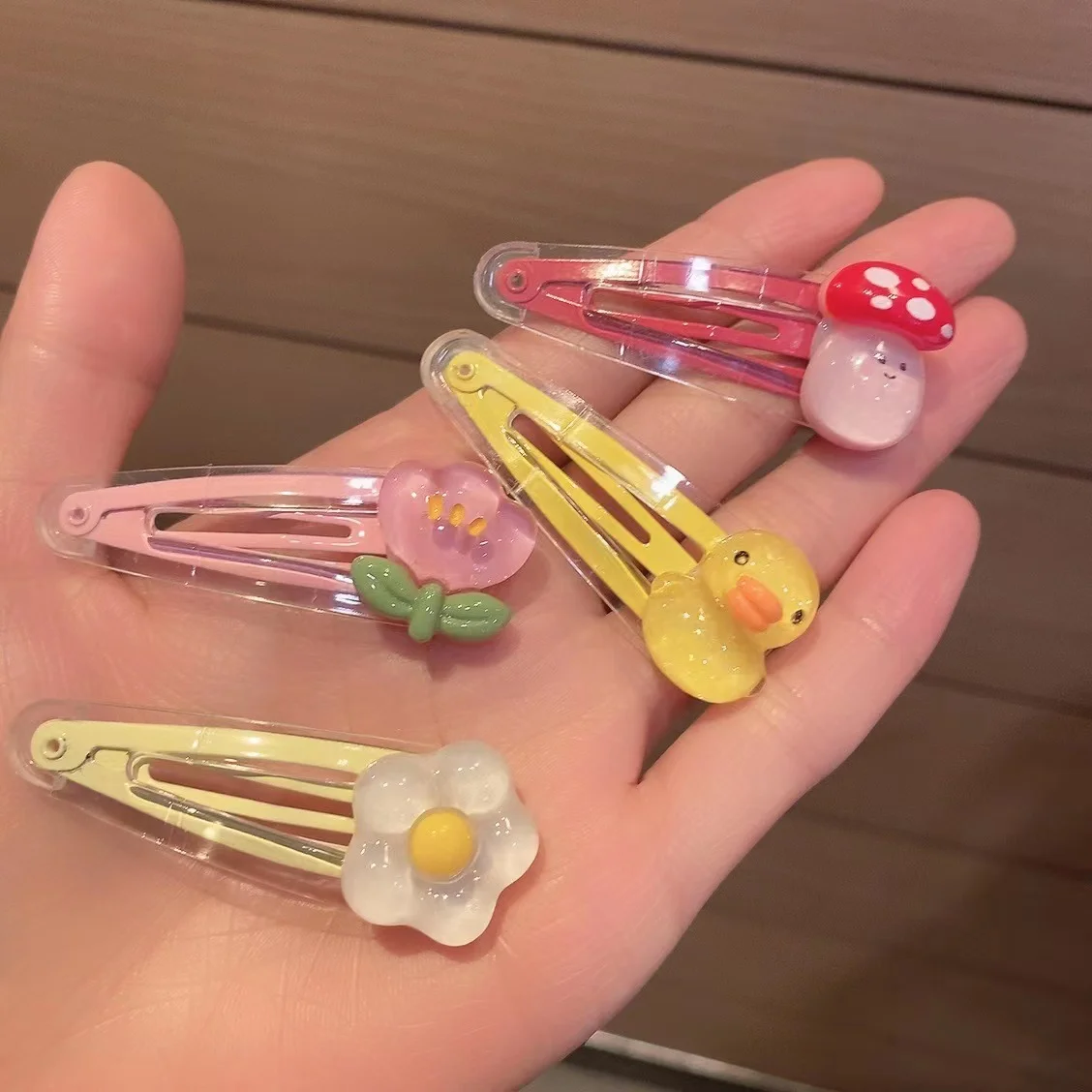 2/4 Entenförmige Haarspangen mit Tulpenblumen, Niedliche Transparente BB-Clips in Entenform, Cartoon-Mädchen-Herz Seitenpony-Clips – Detail 1