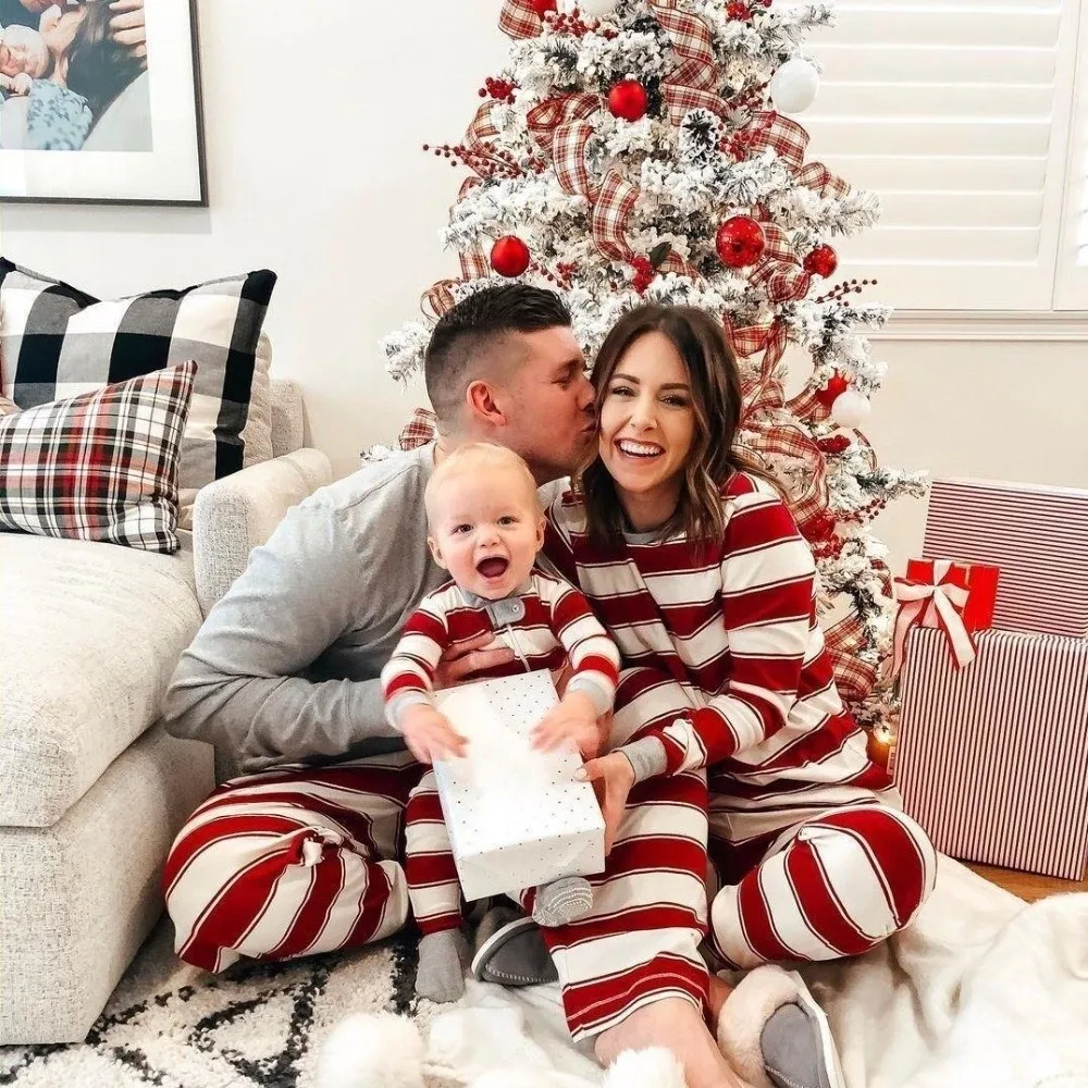 

Рождественские наряды для родителей и детей с мягким полосатым принтом, хлопковый топ + штаны, одинаковые семейные наряды, детский комбинезон для мамы, папы и детей