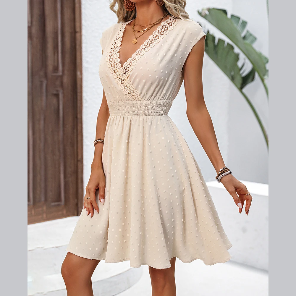 Einzigartiges Damenkleid mit Spitzenausschnitt und V-Ausschnitt, das für Komfort und Eleganz im Freizeitbereich während der Frühling und Sommer entworfen wurde