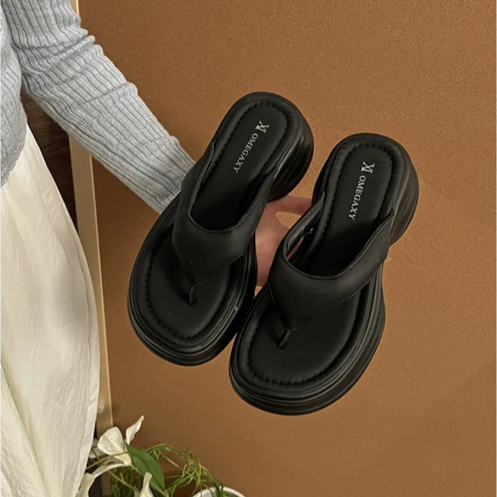 

Женские тапочки на толстой подошве, нескользящие шлепанцы на толстой подошве, женские летние новинки 2025, универсальные пляжные крутые тапочки, женские