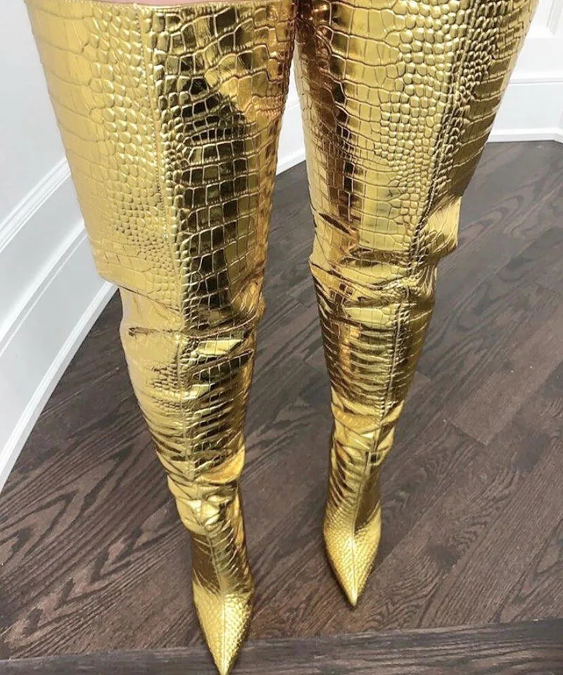 Botas hasta el muslo de cocodrilo dorado de fábrica, tacones finos para mujer, botas largas por encima de la rodilla de cuero brillante plateado puesta en escena
