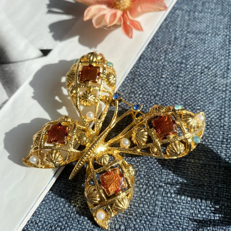 Broche de mariposa esmaltado hueco romántico de alta gama con diamantes dorados de correo Medieval, joyería para mujer