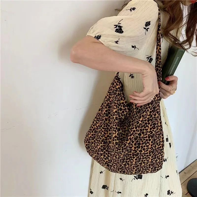 Japanische und koreanische moderne kleine Umhängetasche mit Leopardenmuster, einzelne Schultertasche aus Segeltuch für Studentinnen – Detail 2