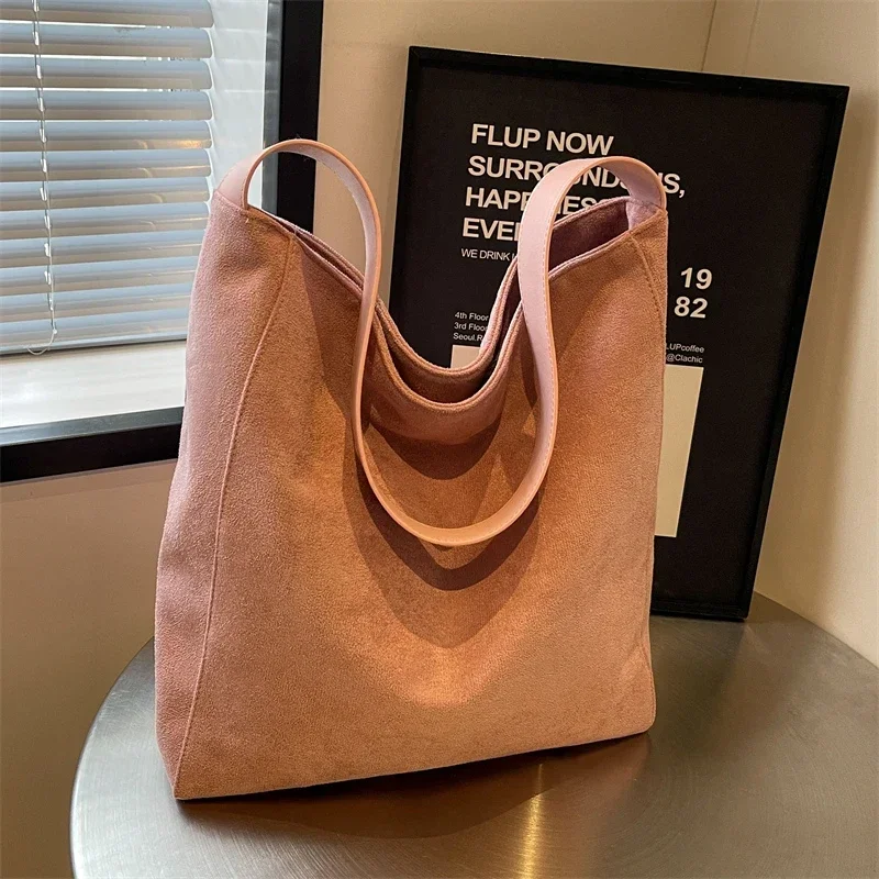 Solid Color High End Tote Women\'s Bag 2024 New Fashionable Versatile Velvet Shoulder Bag Large Capacity Commuting Bucket Handbag