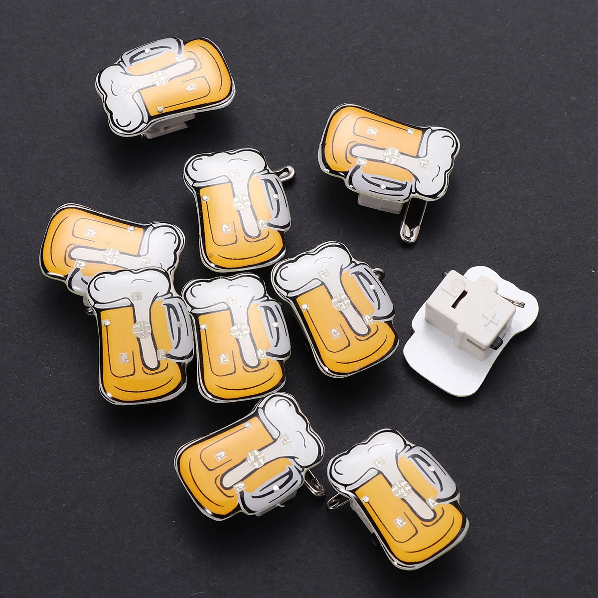 10/25Pcs LED Brooches Pin Beer Mug Brooch Jewelry Lapel Pin Oktoberfest For DIY Clothing Bags Jackets Hat Badge (Random Color)