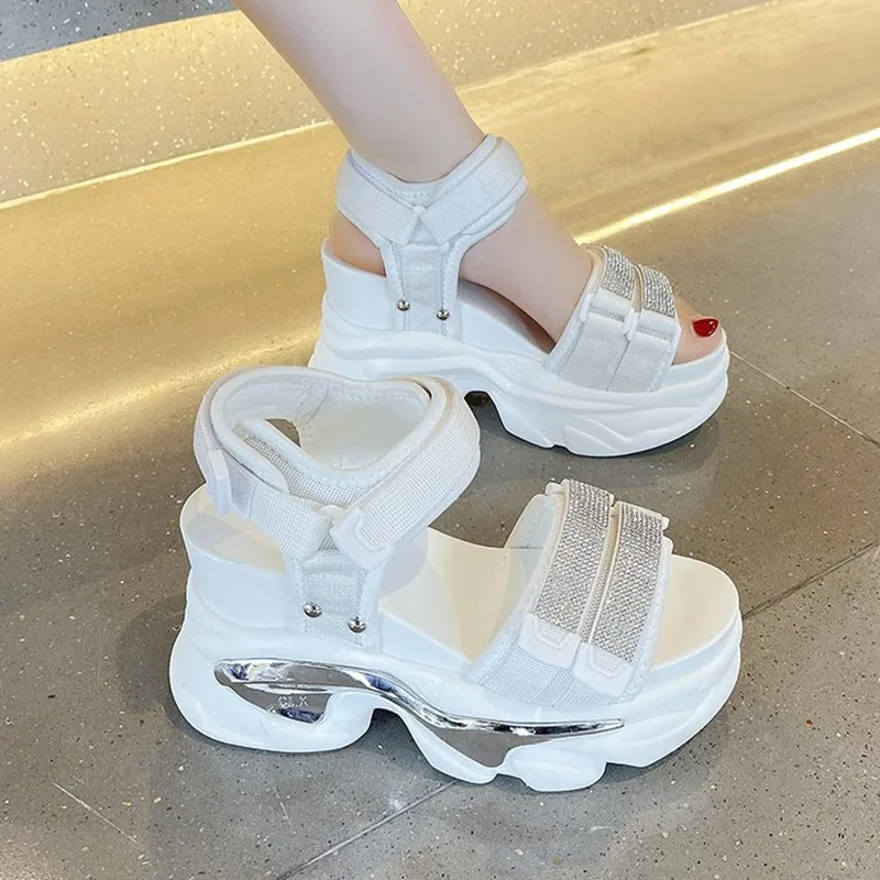 2025 Sandali da donna con suola spessa con piattaforma alta estiva Fibbia con zeppa da 10 cm Scarpe bling Sandali robusti esterni