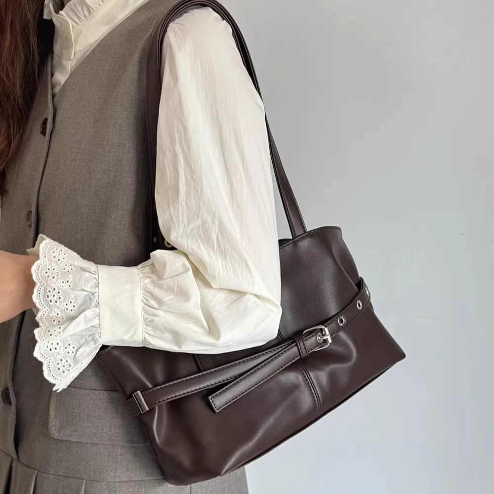 

Новая модная универсальная сумка с пряжкой на ремне в корейском стиле, однотонная, из мягкой кожи, женская повседневная сумка через плечо, сумка-багет