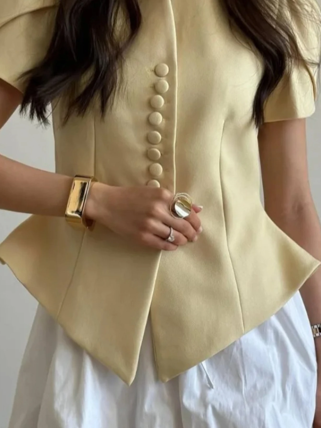 

Элегантная асимметричная женская блузка с коротким рукавом, V-образным вырезом и пуговицами на талии, коллекция Весна-Лето 2026