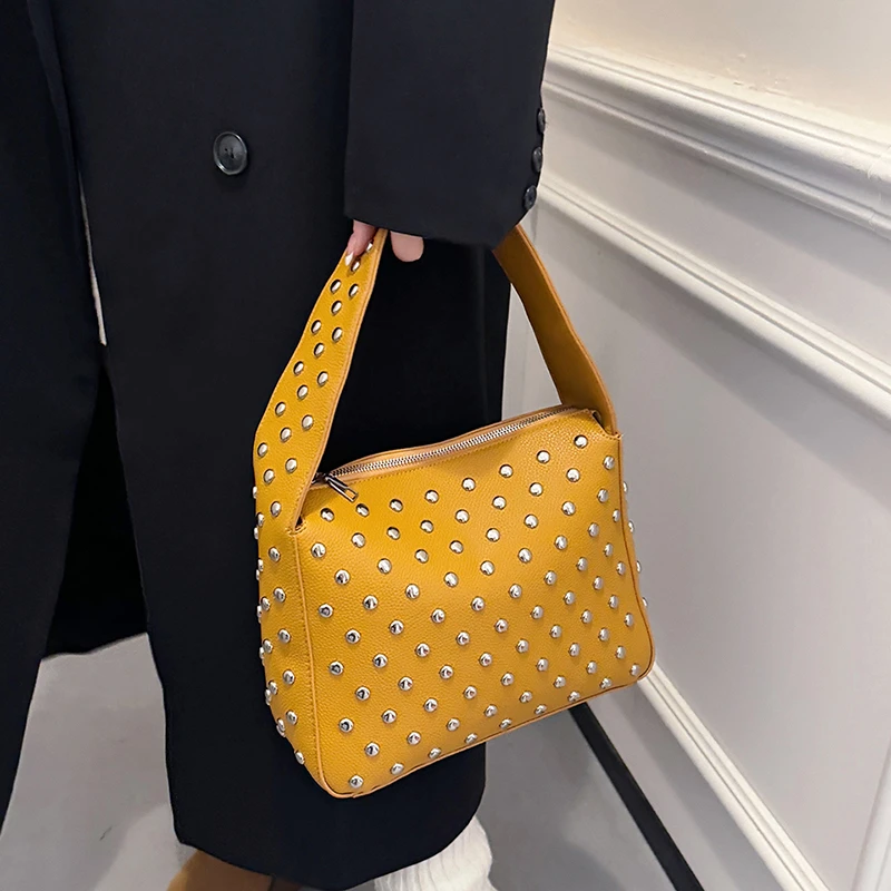 Modische Sling-Handtaschen, Shopper-Tasche, Nieten-Design, Hobo-Schultertaschen, 2024, schwarzer Punk-Stil, Unterarm-Schulter-Handtasche und Geldbörse – Detail 14
