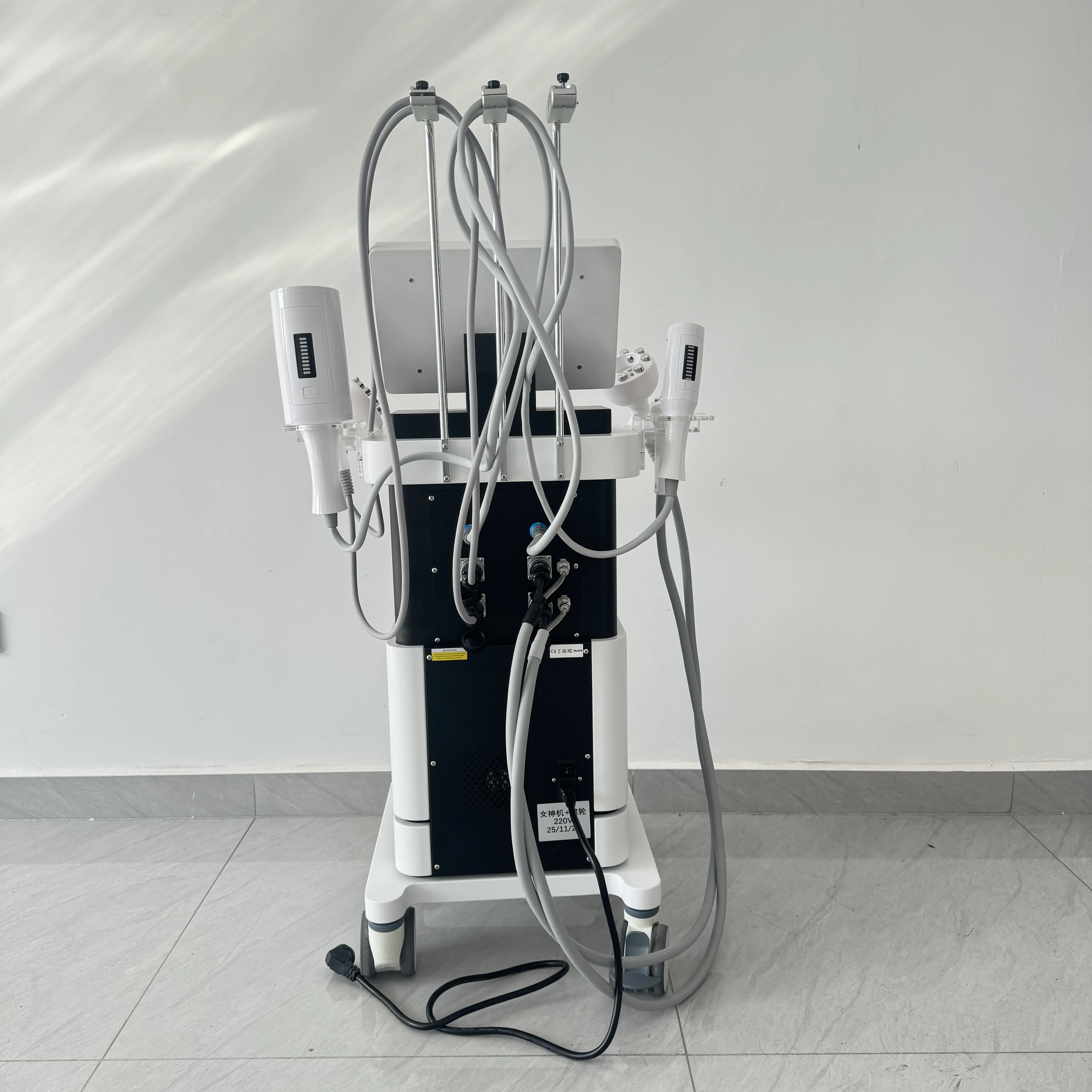 เครื่องสลายไขมันและกระชับสัดส่วน 4D มัลติฟังก์ชั่น RF + ระบบสุญญากาศ – กระชับผิว ลดเซลลูไลท์ และกระตุ้นกล้ามเนื้อในเครื่องเดียว