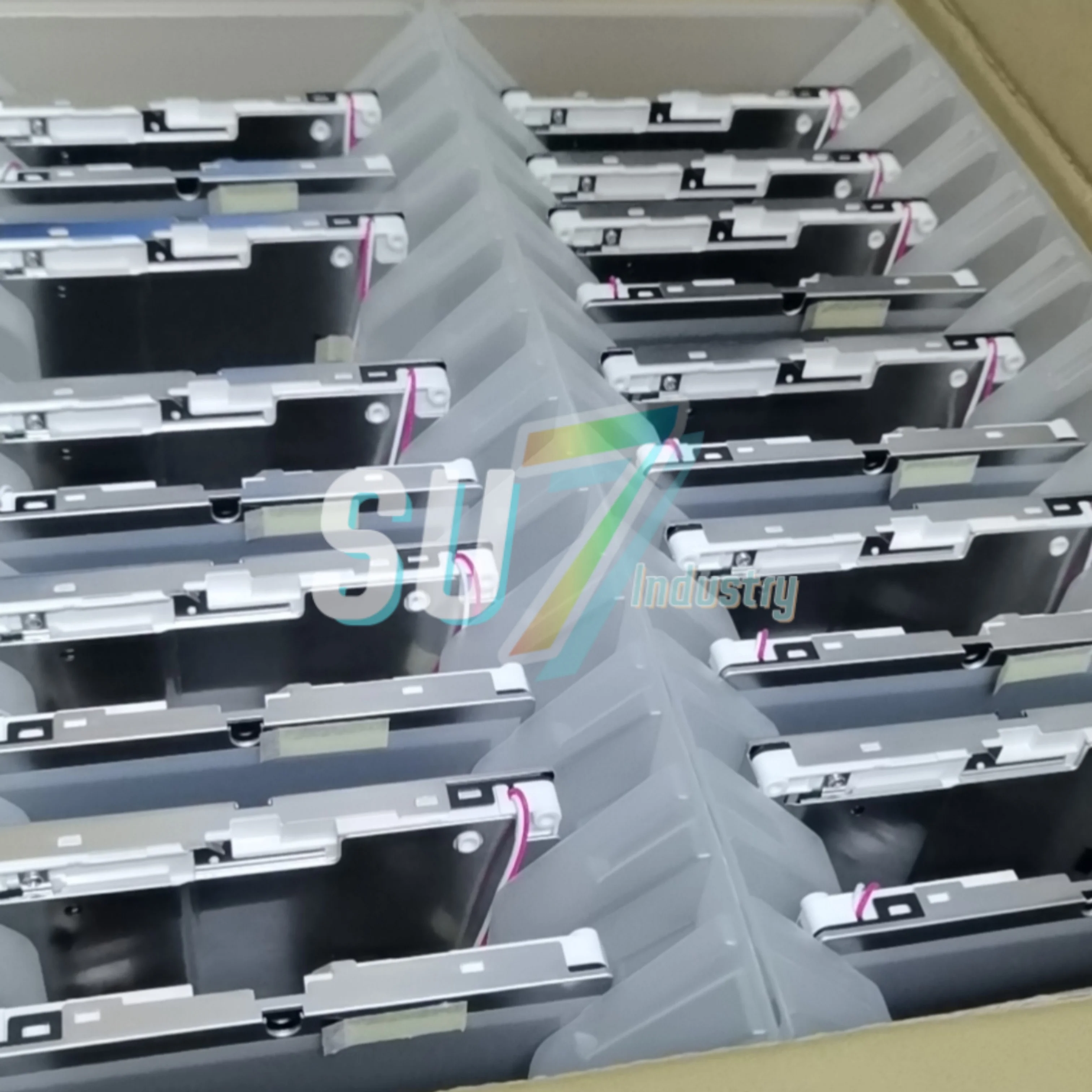 شاشة تعمل باللمس جديدة في الصندوق LQ057Q3DC12 LQ075V3DG01 LQ10D36A