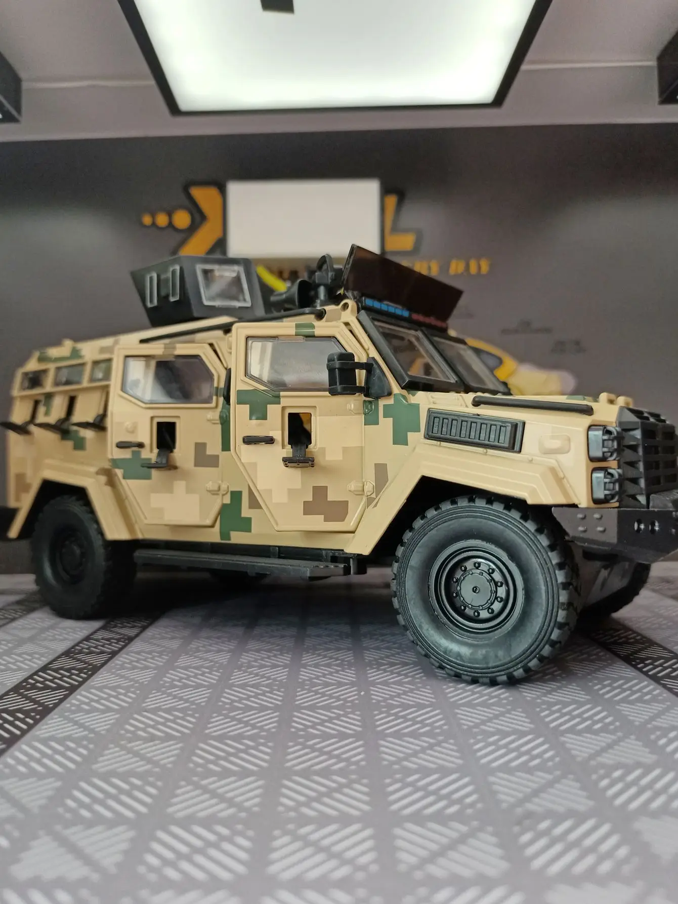 1-24-ソードトゥース・タイガー-防爆車-カモフラージュ版-合金製オフロード車モデル-両側のドアが開閉可能