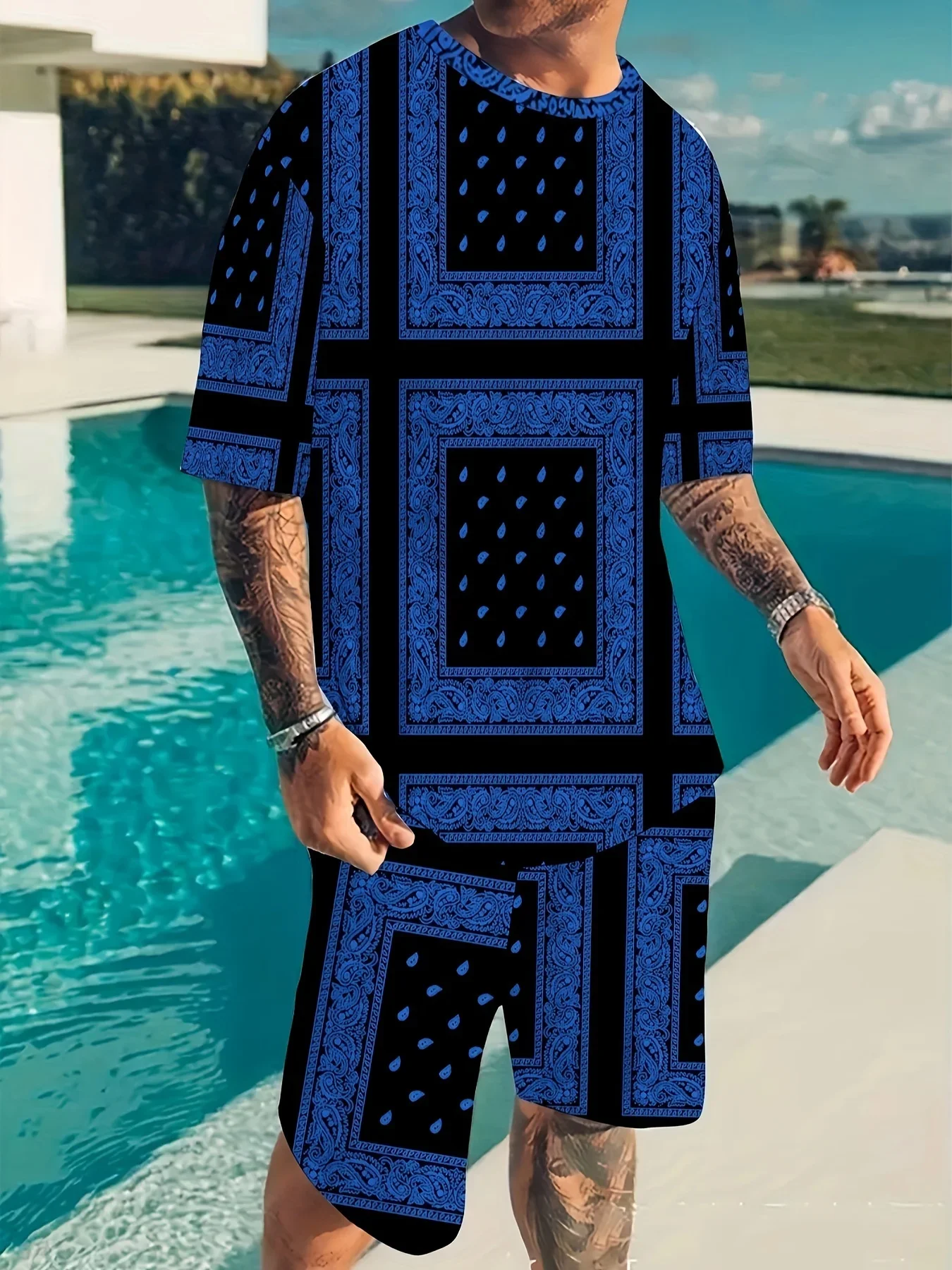 

2Pcs Mens Geometric Pattern Bandana Print Crew Neck Short Sleeve T-shirt And Drawstring Shorts Set - Perfect for Summer