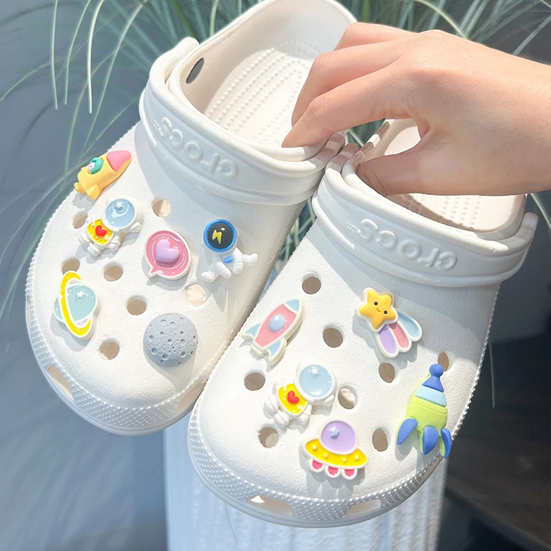 Lovely Spaceman Shoe Charms Designer fai da te scarpe carine Decaration accessori per feste zoccoli Kid Boy Women Girls Gifts