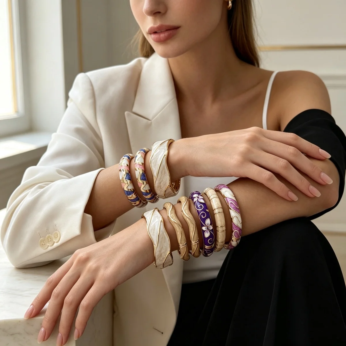 Retro-Ethno-Armband in Lila, Rosa und Weiß mit Emaille-Einsätzen für Damen und Herren, Geometrischer Statement-Armreif mit Blumenmuster – Detail 10