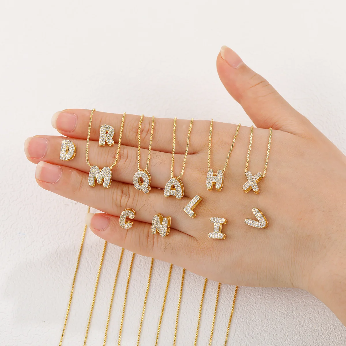2025 جديد 26 حرف الإنجليزية قلادة صغيرة ولطيفة جميع الحروف الماسية + 18 كيلو صندوق ذهبي سلسلة قلادة بحرف سلسلة الترقوة fashiona