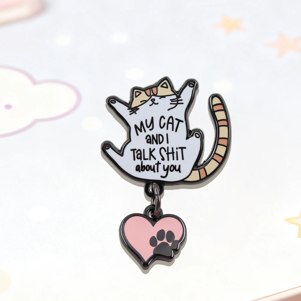 Meine Katze und ich reden über dich – kreative Brosche, niedlicher herzförmiger Pfotenabdruck-Anhänger, Katzen-Abzeichen, lustiger Text, Haustier-Thema, Emaille-Pin – Detail 4