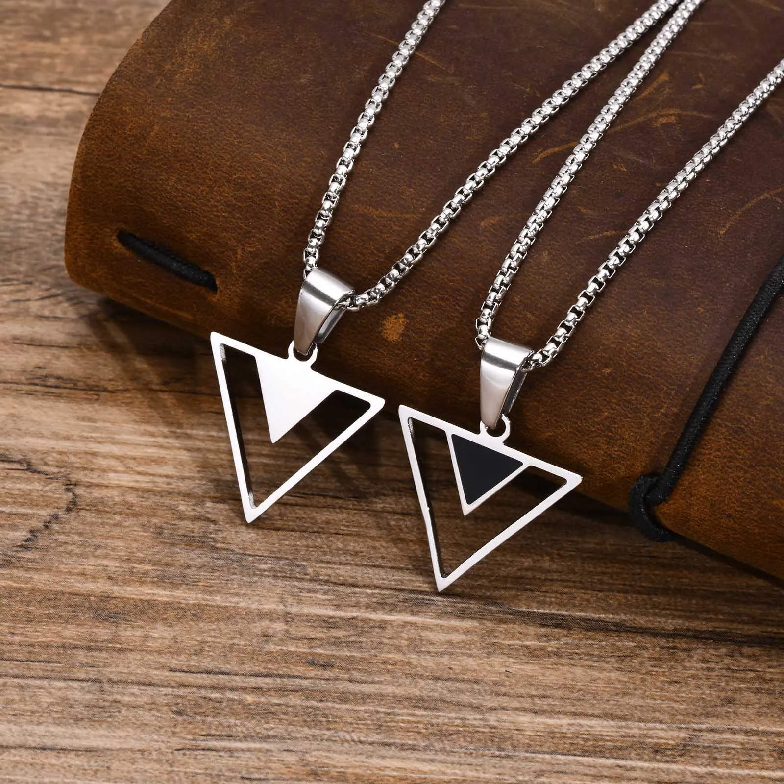 Herren Dreieck Anhänger Halskette für Jungen, wasserdichte Edelstahl neue Mode hohlen geometrischen Kragen männliche Geschenke Schmuck – Detail 4