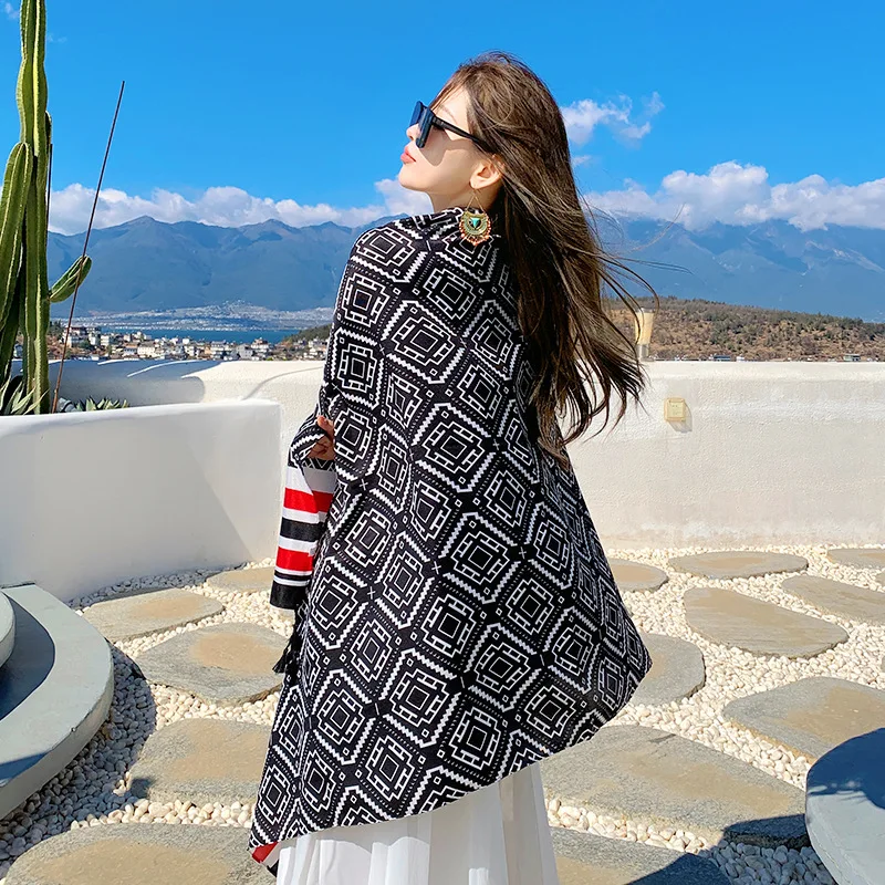 

Comfortable, breathable, soft scarf, fashionable and trendy, with a repeating pattern, sunshade beach towel, shaw