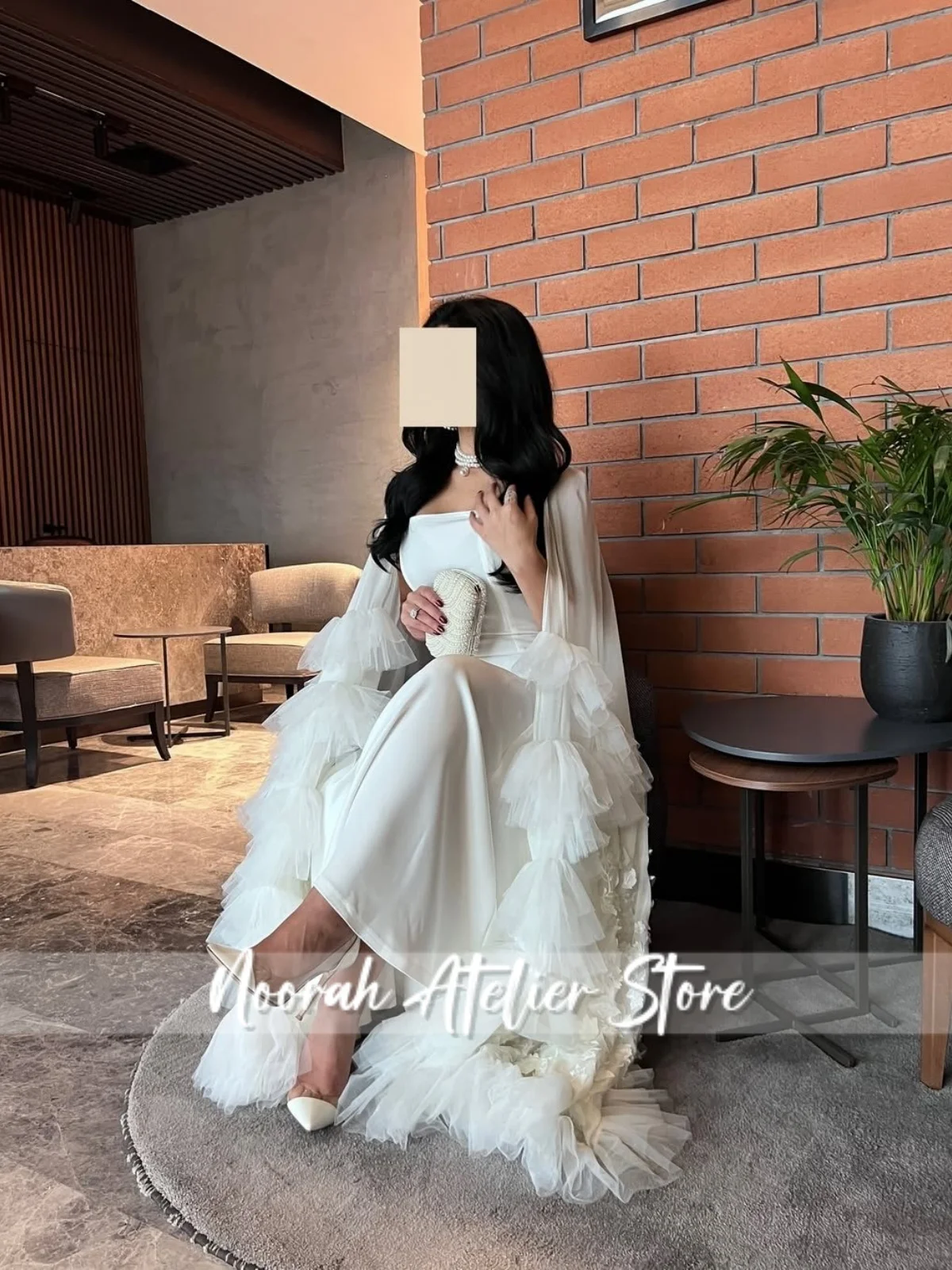 Nieuwe elegante witte lange gelaagde capemouwen luxe damesavondjurken elegante robe de soirée femme vestidos aangepast