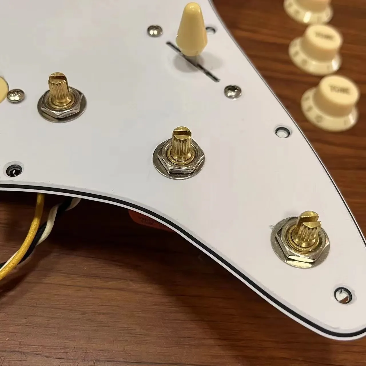 Upgrade prewired loaded ST pickguard SSS Guitar Pickups Yellow Pickup Multi Switch Professional Guitar Parts