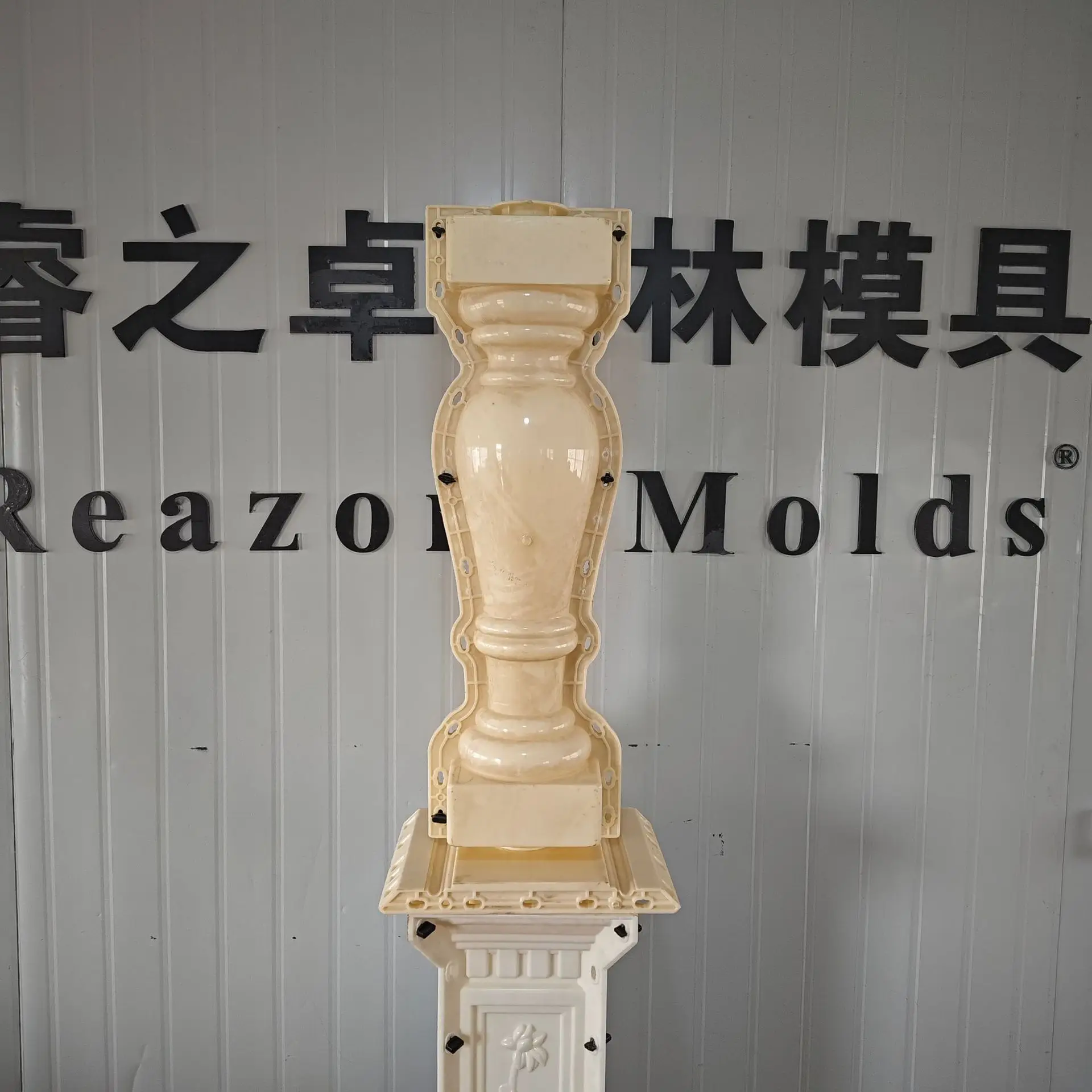 Round gourd vase column Cement mold height 82.5 cm Stairs Handrails Fence Building decoration column