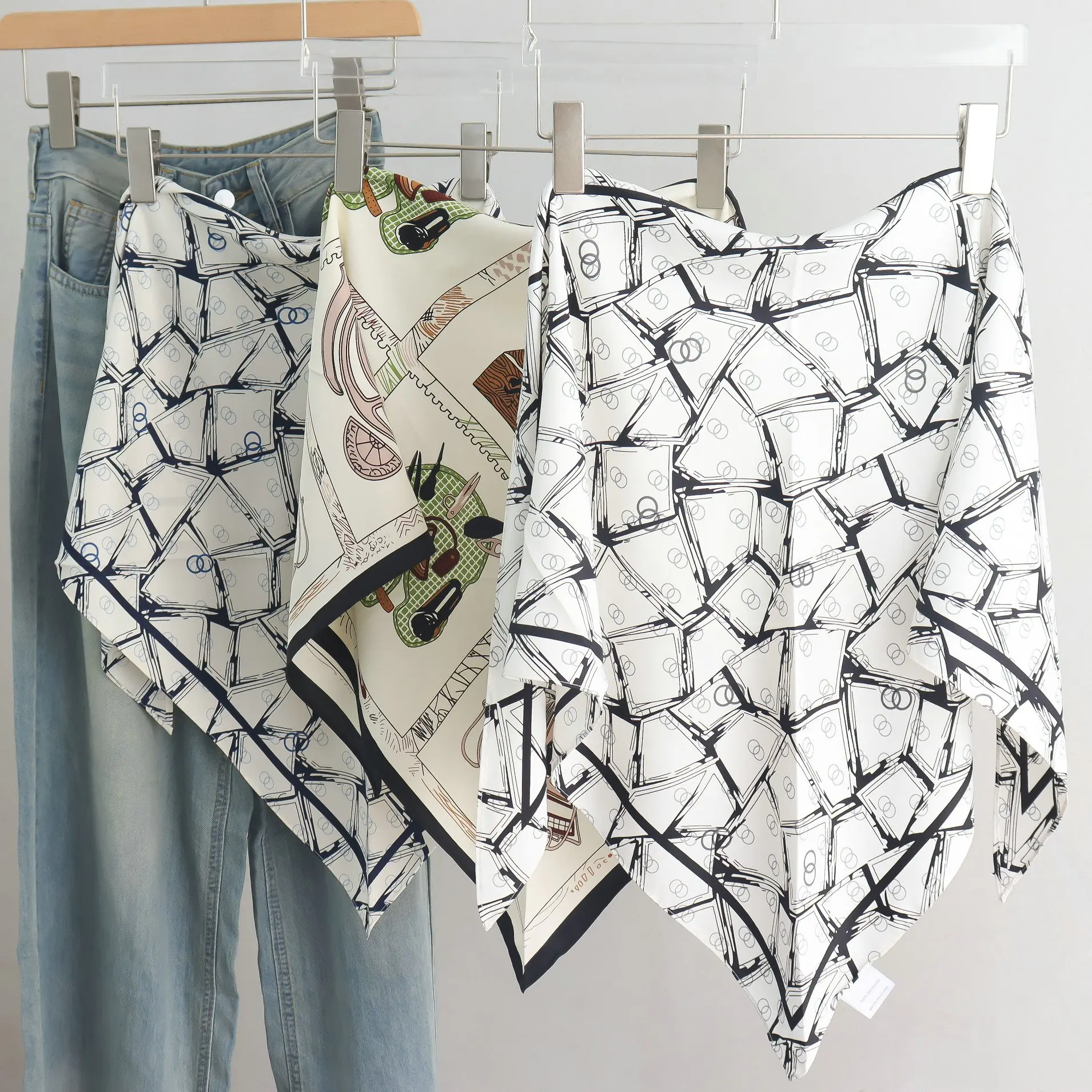 2025 New Simple Elegant Twill Artificial Silk Large Triangular Binder Spring Autumn Scarf Scarf Small Scarf Women's Fart Curtain