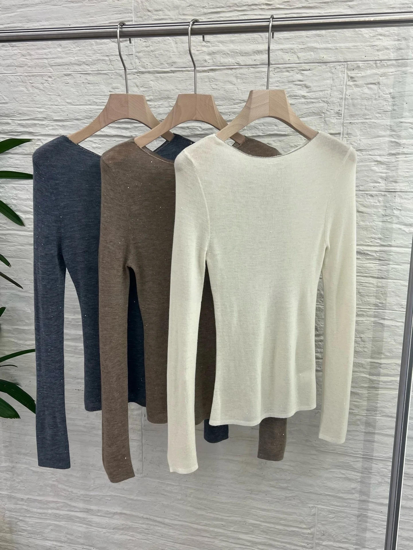 เสื้อถักไหมพรมผู้หญิง แขนยาว คอกลม ประดับลูกปัด ทรงเข้ารูป แฟชั่น ทันสมัย ใส่ได้หลายโอกาส สไตล์ลำลอง