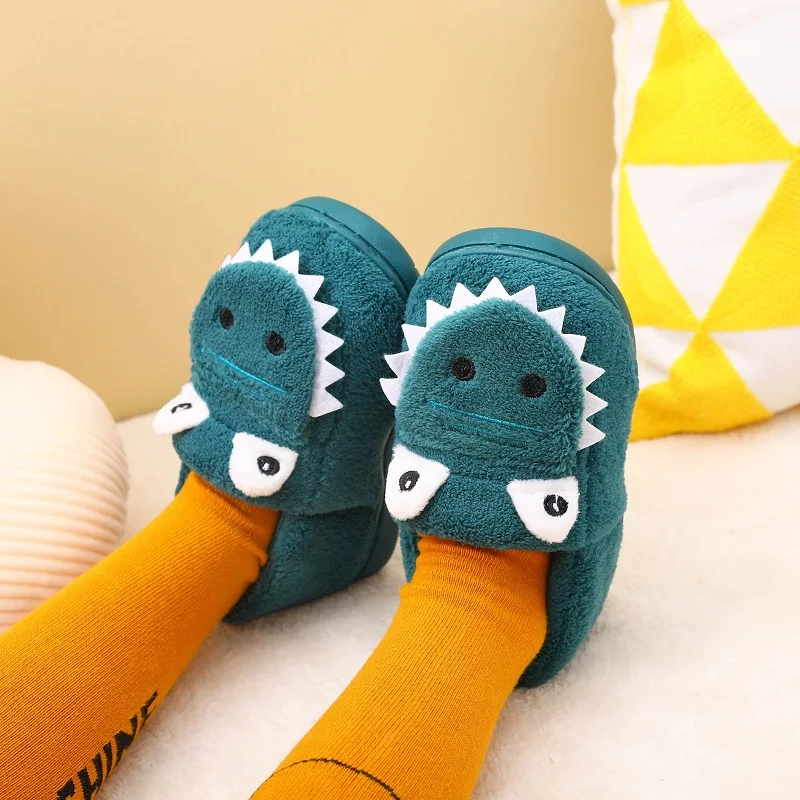 Cute green plush slippers with dinosaur cartoon pattern, suitable for toddlers, boys and girls, indoor home shoes, slip-on desig