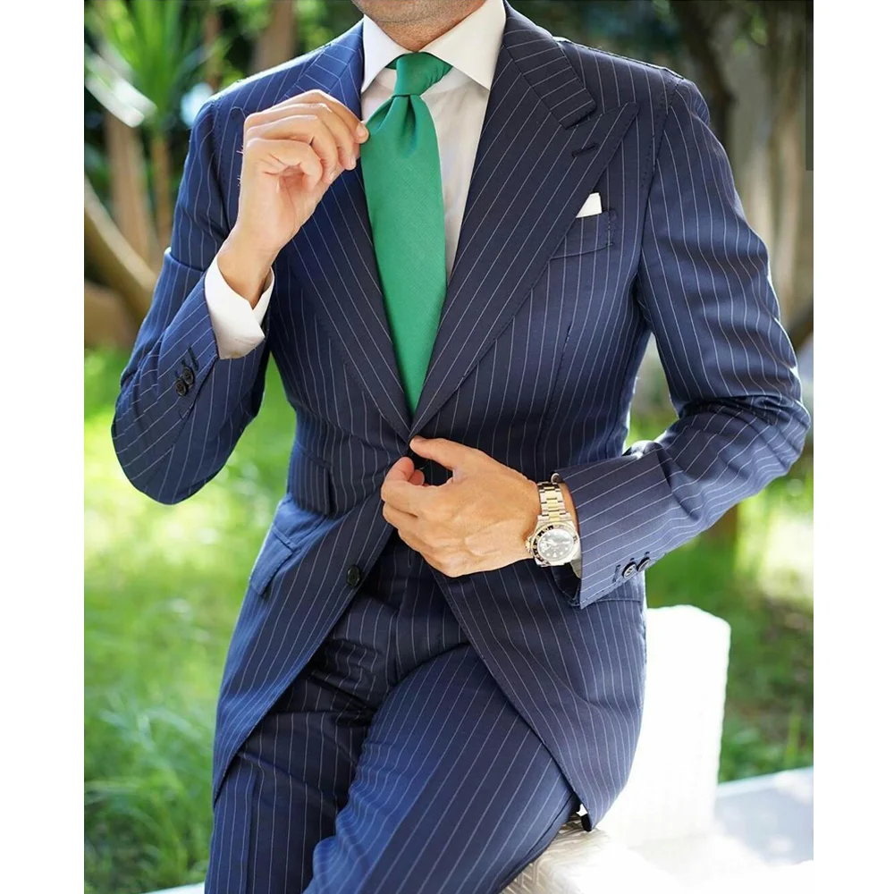 

2023 Navy Blue Men Suits 2 Piece Fashion Vertical Stripes Peak Lapel Custom Blazer and Pants Business Wedding Slim Fit Male Suit