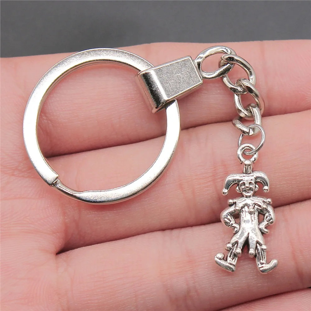 Pamiątki prezent mężczyźni brelok 2 kolory 24x12mm Clown śmieszne ludzie harlekin wisiorek breloczek Dropshipping