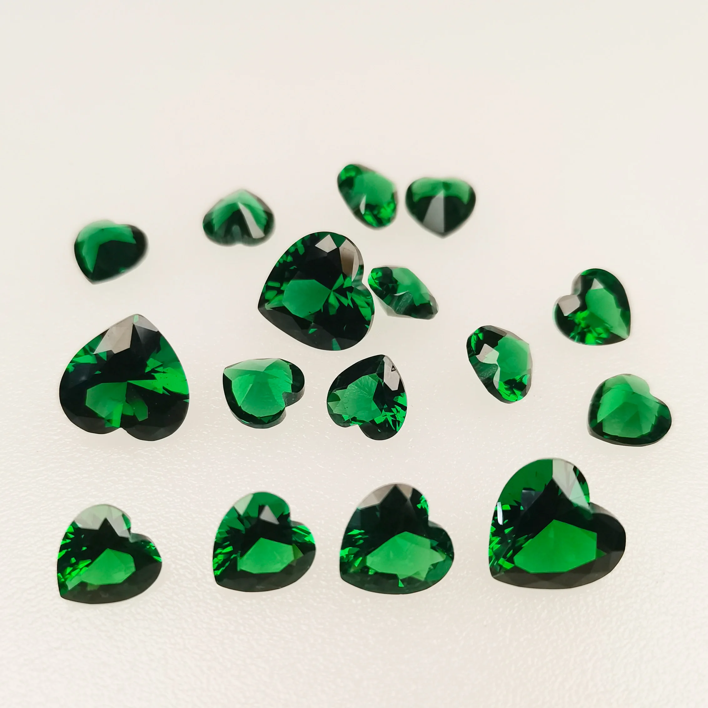 Synthetic gemstone heart-shaped green nano suitable for jewelry inlay, wax inlay, high temperature resistance