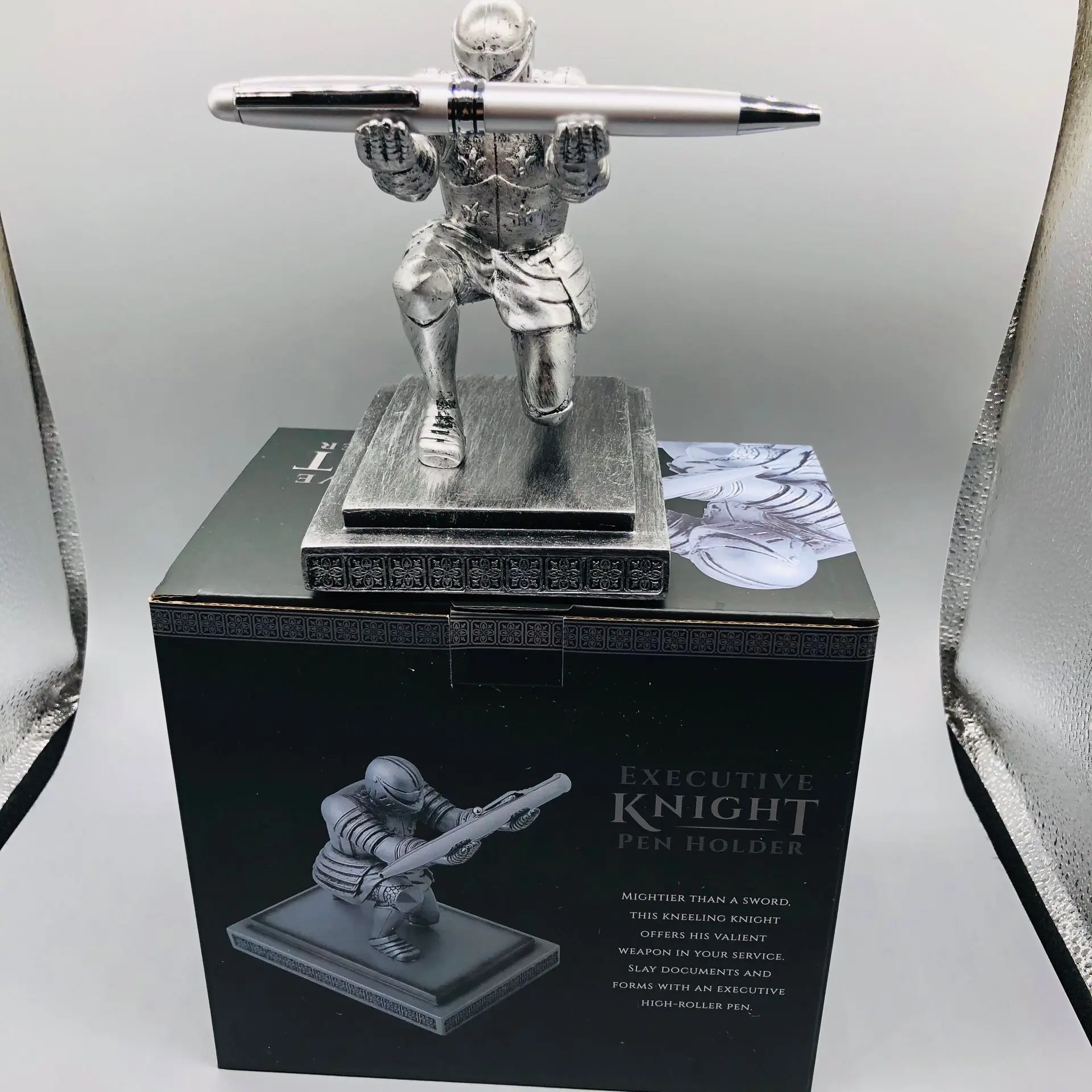 Best Selling Personalized Executive Knight Pen Holder Cool Iron Desk Accessories Decor Office Pen Stand Unique Gift