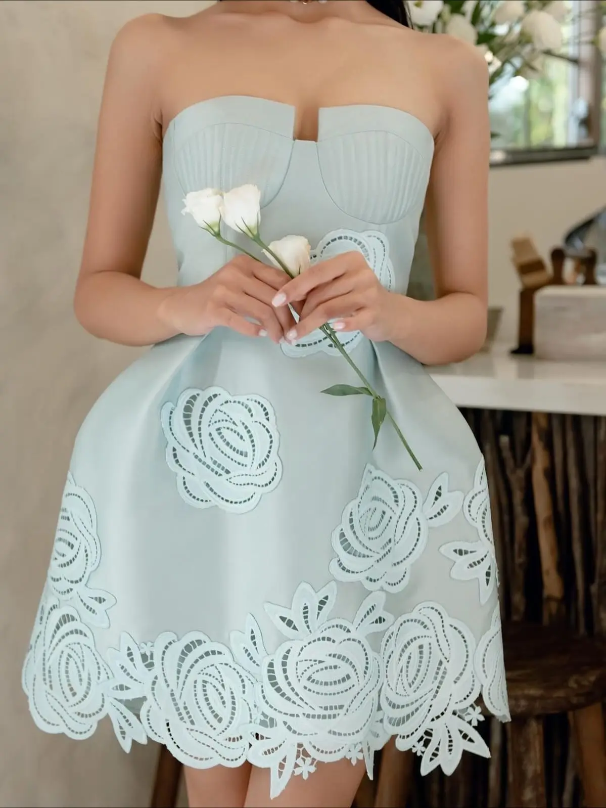 Romantisches, trägerloses, herzgeschnittenes A-Linien-Sommerkleid, elegantes Satin-Abendkleid mit Blumenspitze und bauschigen Rüschen