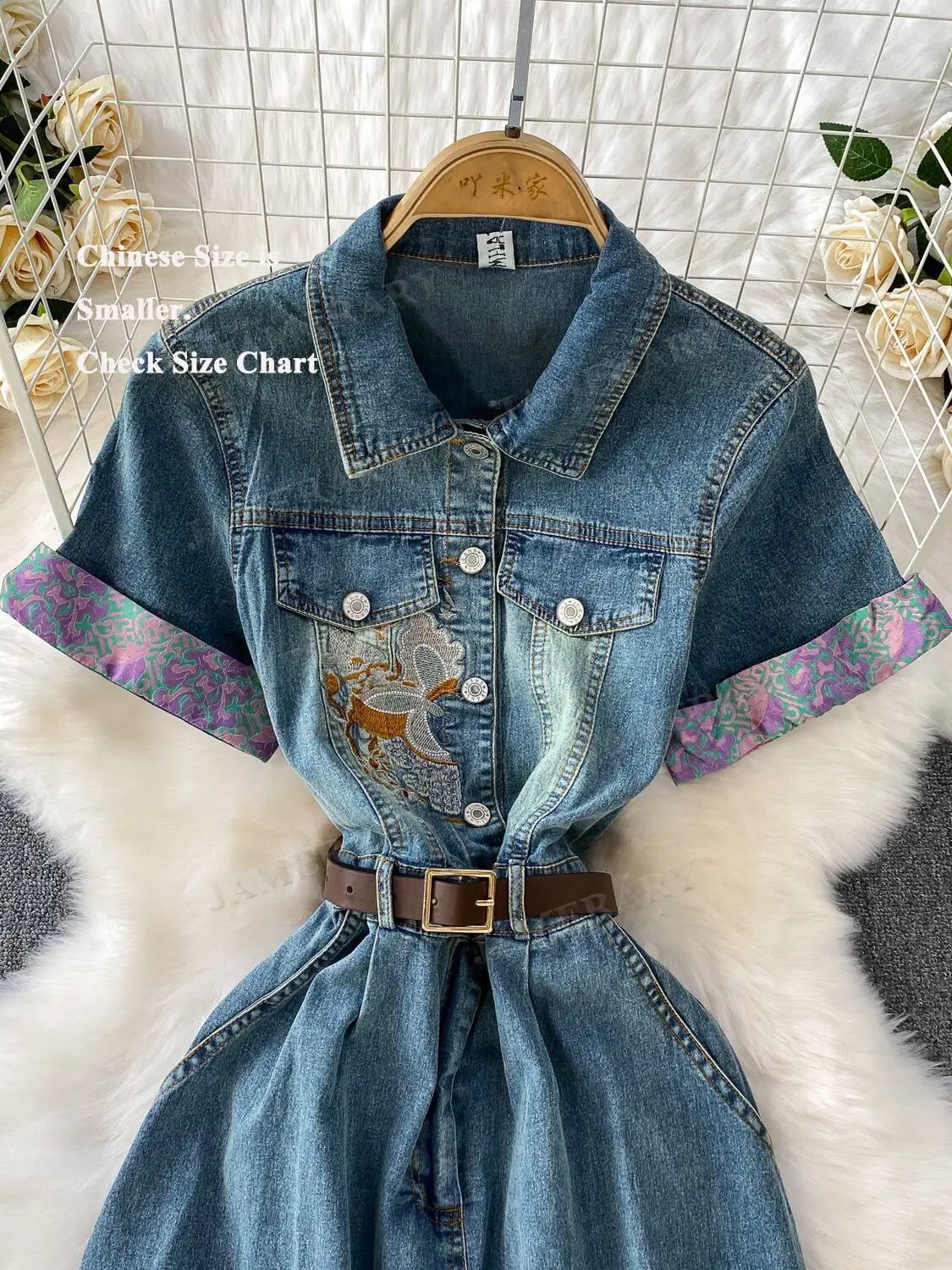 Abito in denim con risvolto ricamato per donna Abito estivo di media lunghezza stampato a maniche corte con bottoni in vita