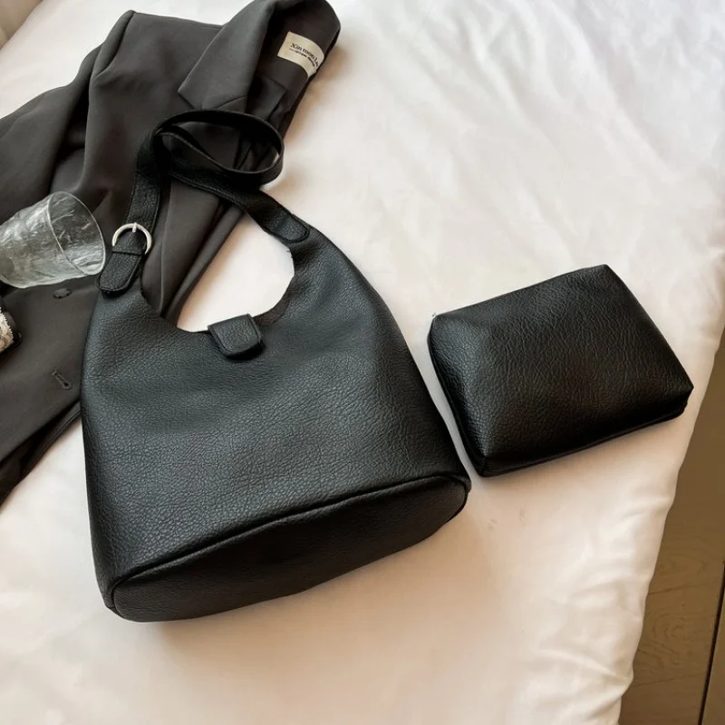 

Stylish Minimalist Unique Leather Clutch Bag For Women Casual Vintage Look With Letter Logo High-End Fashionable Design