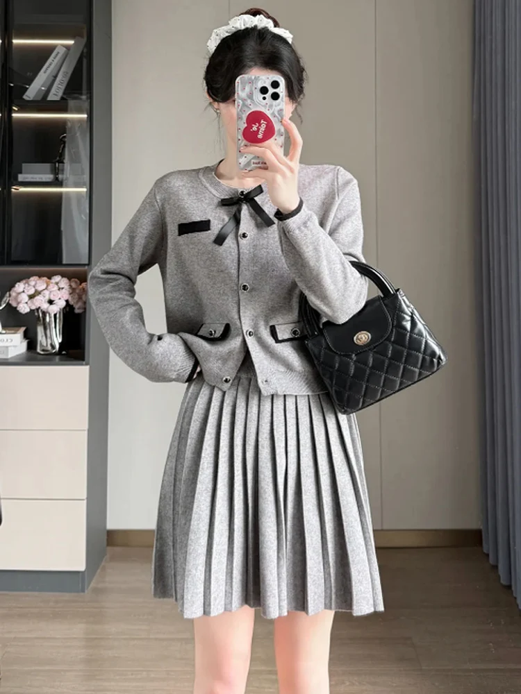 

Вязаный комплект из двух предметов для женщин, кардиган с длинными рукавами, топ и мини-плиссированная юбка, элегантные наряды, новинка 2025, одинаковые комплекты свитера