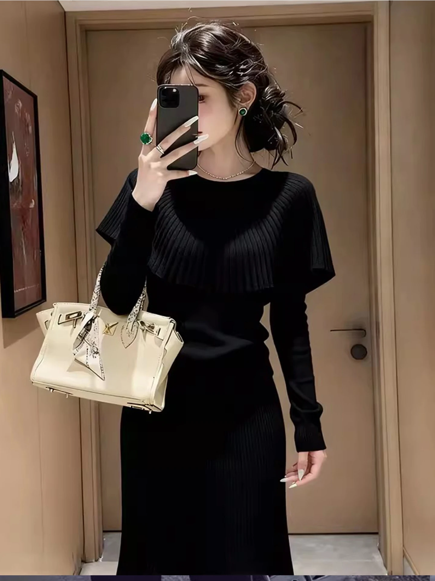 

Комплект из вязаного топа с воротником-хомутом и юбки для ранней осени, французский стиль, облегающий крой, из полиэстера, с длинными рукавами, круглым вырезом, средней длины