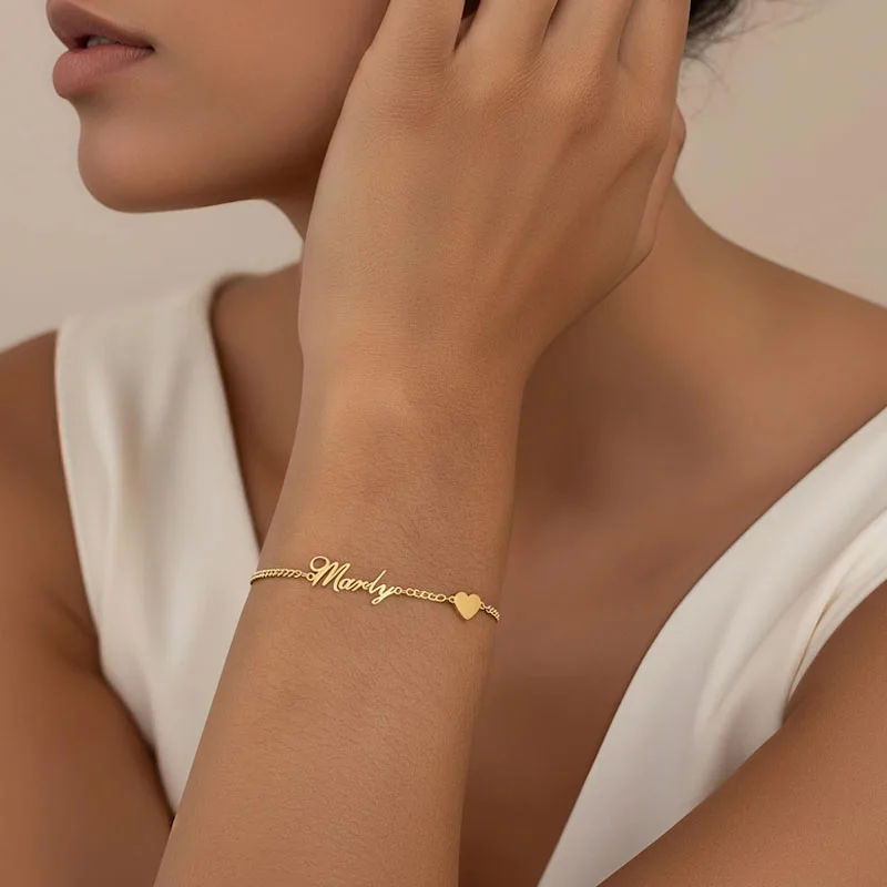

Duoying personalized custom name bracelet with heartshaped accessories is a commemorative gift for women as present for her