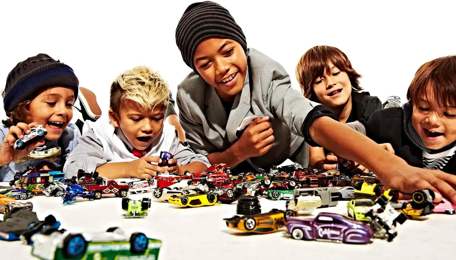 Pacchetto casuale Hot Wheels Track Bundle di 5 macchinine veicoli in scala 1:64, giocattolo fresco per collezionisti e bambini (gli stili possono