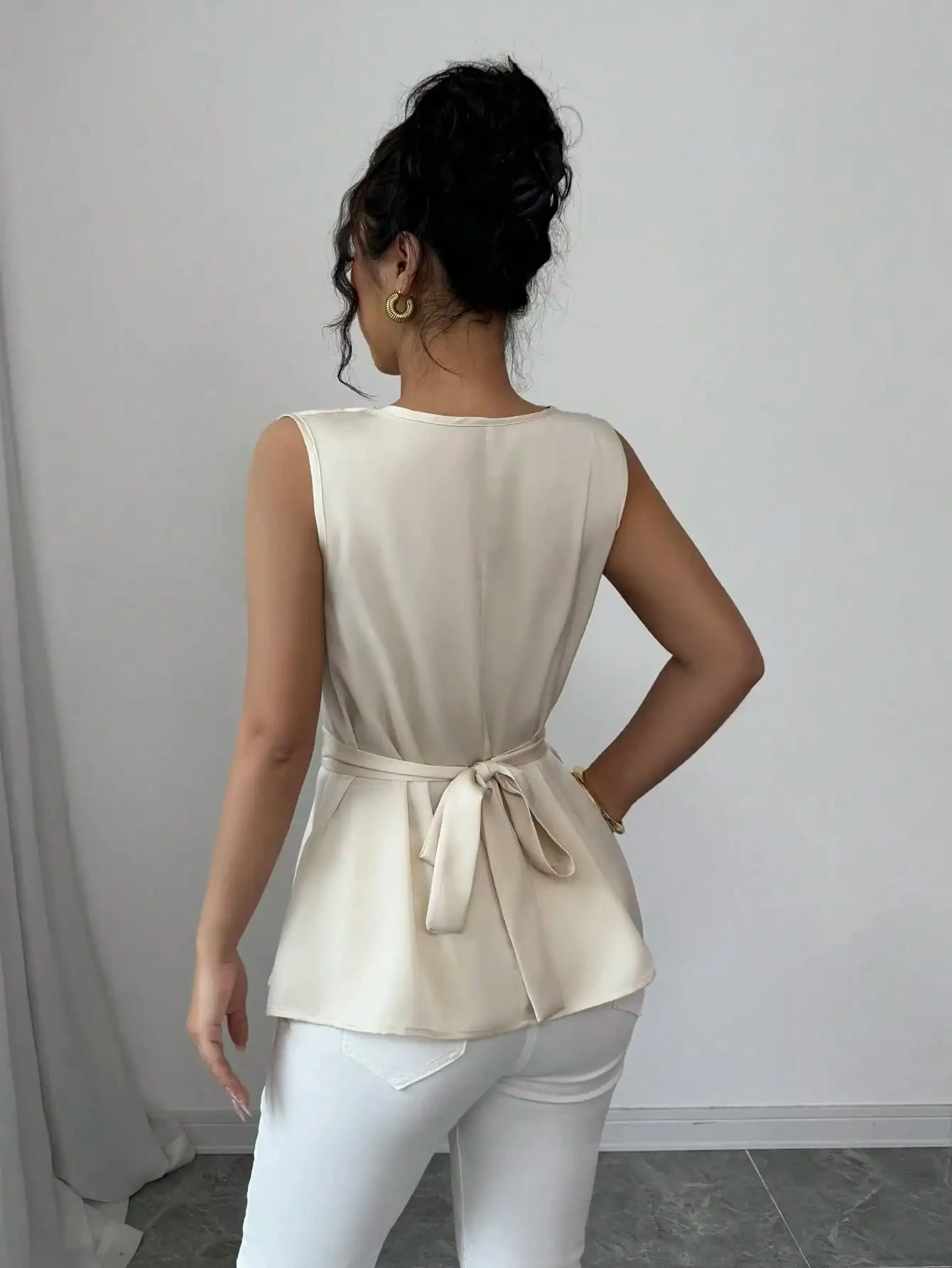 เสื้อเชิ้ตแขนกุดผู้หญิงสำหรับฤดูร้อน ปกพับ มีเข็มขัด