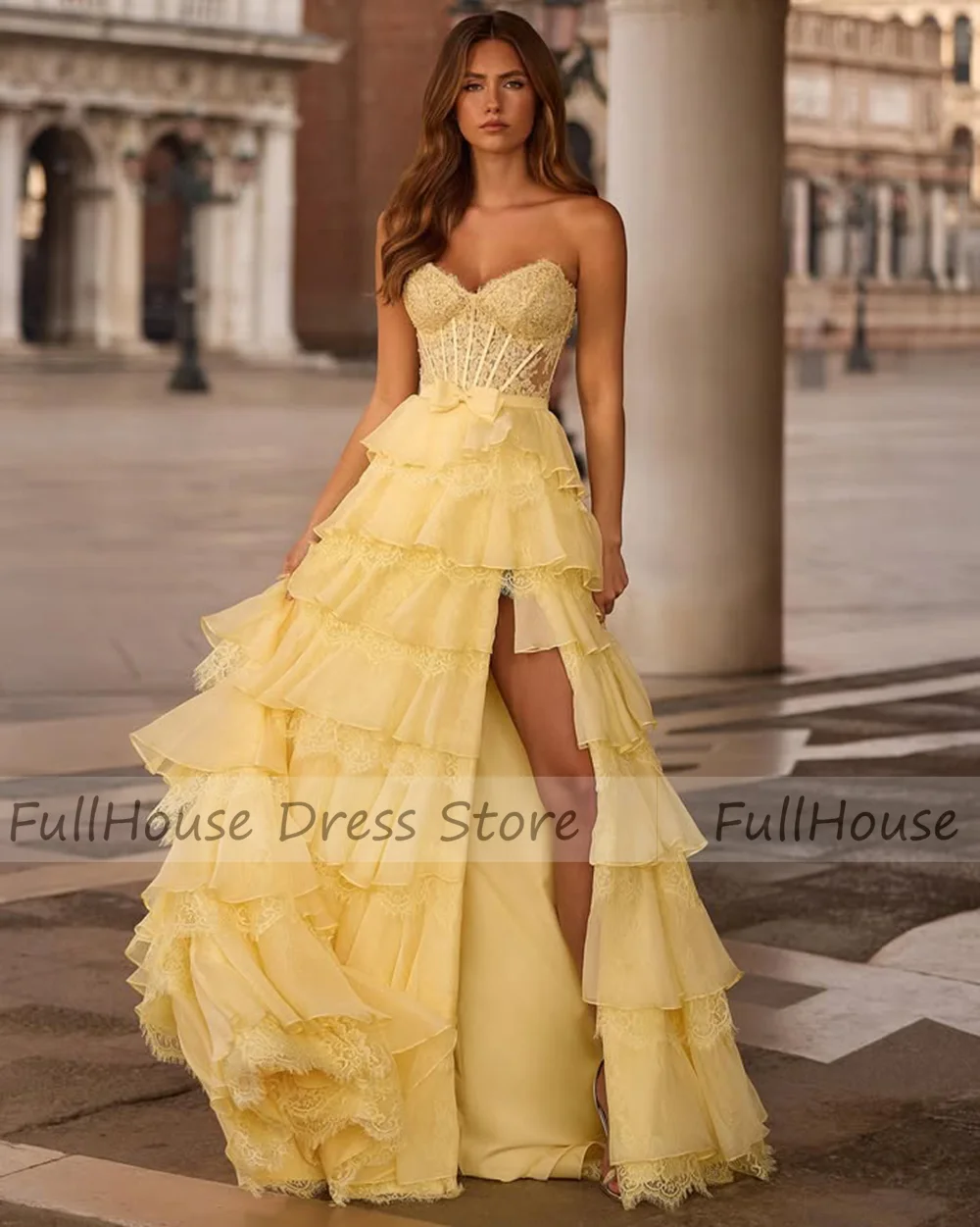 Gaun Prom dengan Kerah Sweetheart yang Menawan, Berbahan Lace Berlipit dan Berhias Manik-manik, Model A-line Bertingkat dengan Ruffle, Belahan Samping, dan Tali di Belakang dengan Ekor.